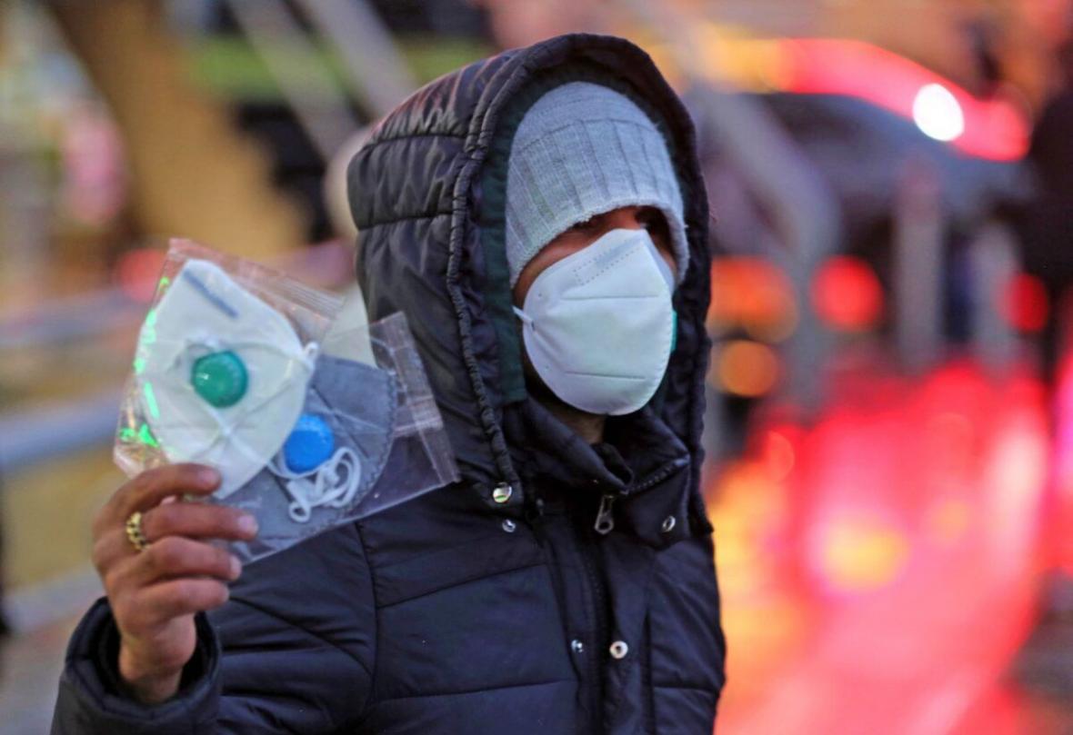 خبرنگاران یک فروشنده به علت عرضه گران قیمت ماسک در همدان بازداشت شد